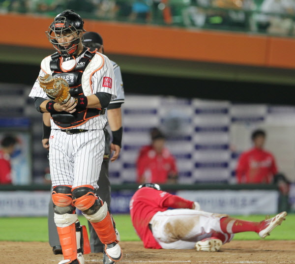 강민호 선수의 홈블러킹 장면